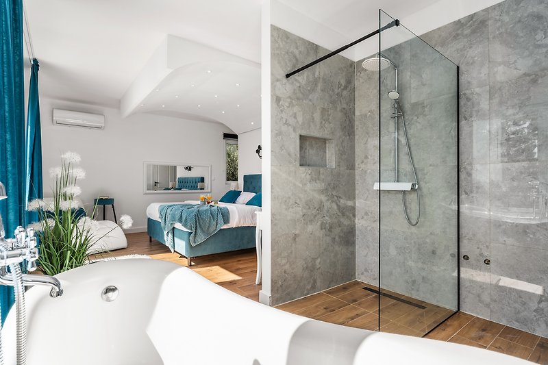 En-suite walk-in shower, a toilet and a self standing bathtub