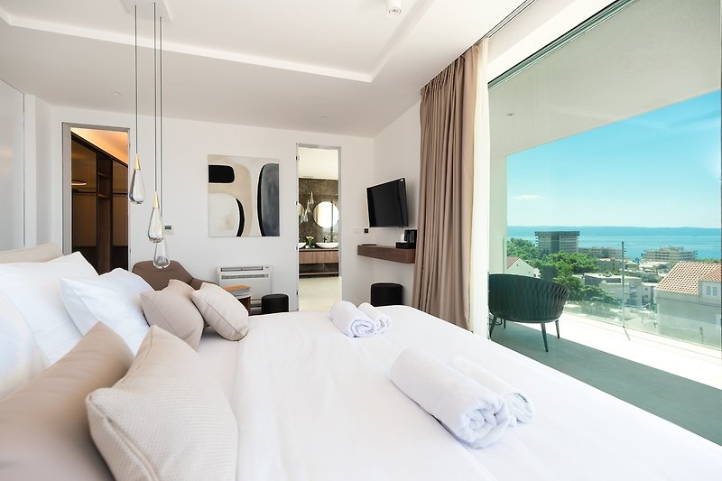 There is also a walk-in wardrobe and a direct approach to the terrace with amazing sea and pool views