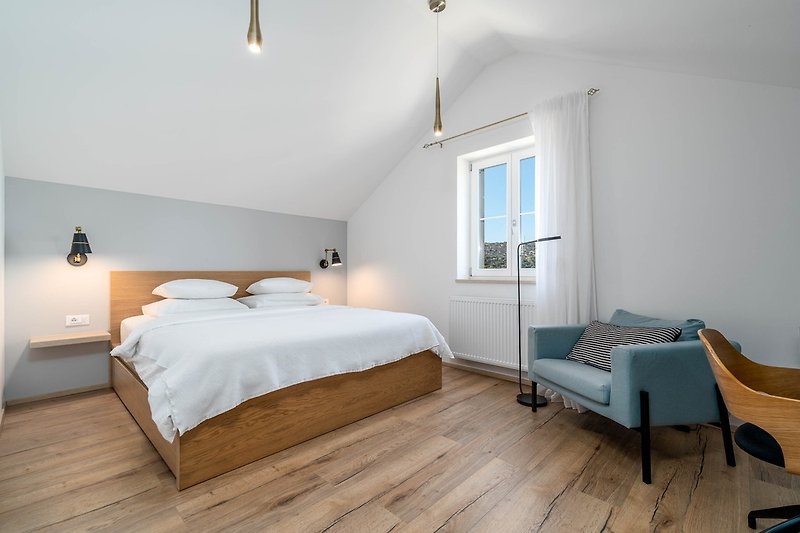 Schlafzimmer Nr. 2 (15 m²) mit Kingsize-Bett 180 cm x 200 cm, Klimaanlage, en-suite Badezimmer mit Dusche.