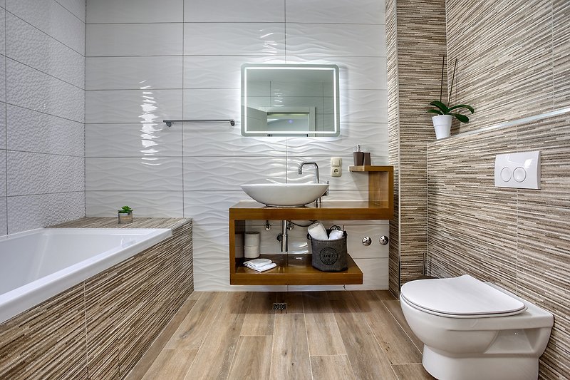 En-suite bathroom with bathtub in bedroom No3