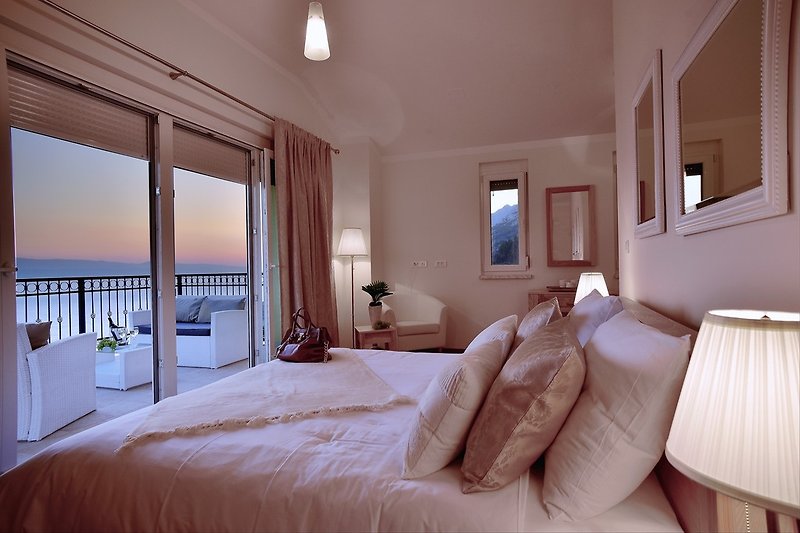 Schlafzimmer Nr. 4 mit Kingsize-Bett 180 cm x 200 cm, Klimaanlage, en-suite Badezimmer mit Dusche und Terrasse mit Meerb