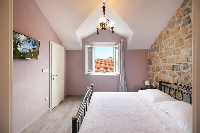 Schlafzimmer Nr. 4 (12 m2) mit einem Kingsize-Bett 180 cm x 200 cm, Klimaanlage, TV