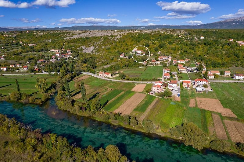 Genießen Sie die Schönheit der Landschaft sowie die herrliche Aussicht auf das Tal und den Fluss Cetina