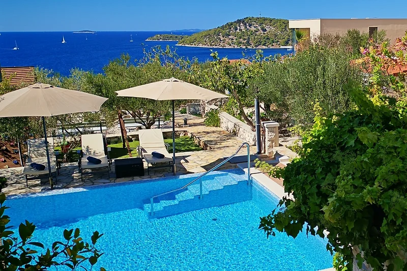 Pool, Palmen und Meerblick: Entspannung pur im karibischen Resort!