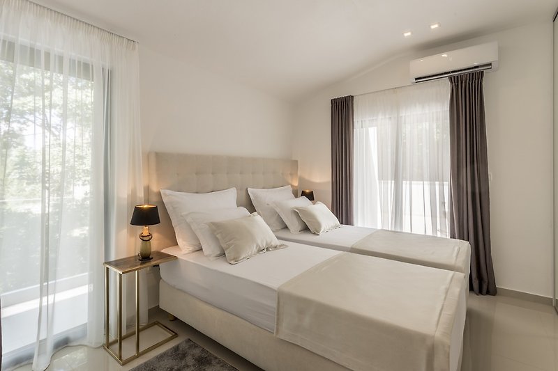 Schlafzimmer Nr. 4: Kingsize-Bett 180x 200 (kann zu 2 Einzelbetten geöffnet werden), Klimaanlage, TV, Balkon