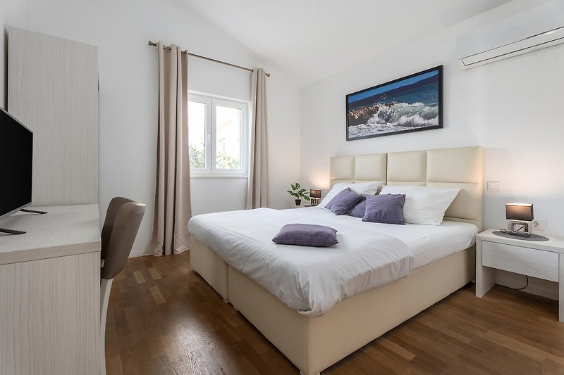 Schlafzimmer Nr. 4 (11 m2) mit einem Kingsize-Bett 180 cm x 200 cm, Klimaanlage, TV