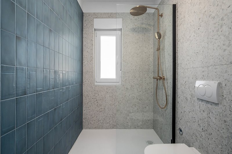 A Family Bathroom (5sqm) with a shower.
