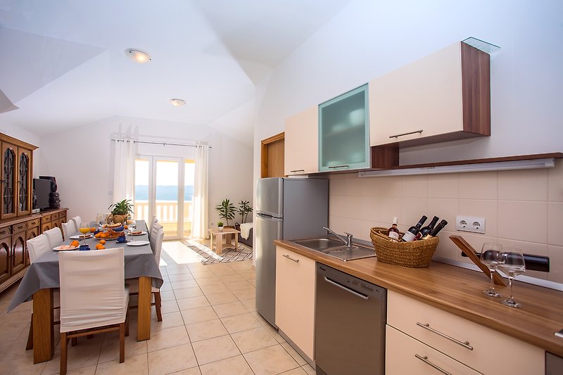 Wohnraum sehr geräumig mit Küche und Ausgang zur Terrasse mit Meerblick, 2. Etage
