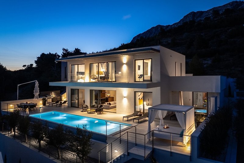 Das luxuriöse und zeitgenössische architektonische Design der Villa Andoris mit 300 m² Wohnfläche thront über Duce