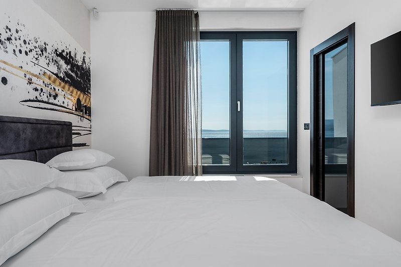 Bedroom No4. (25,2sqm) with a super king-size bed (200cm×200cm), en-suite bathroom with a shower, A/C, TV and s sea view