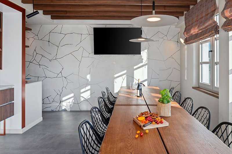 Moderne Küche mit Holzakzenten und stilvoller Beleuchtung.