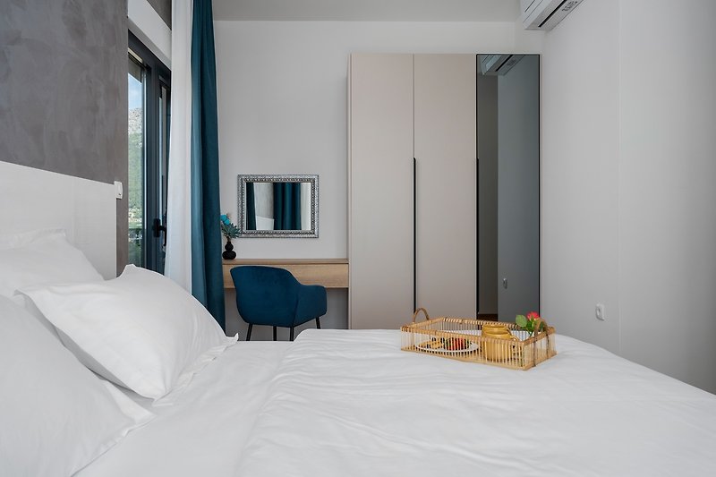 Schlafzimmer Nr. 4 (13,50 m2) mit einem Kingsize-Bett 180 cm x 200 cm, einem Fernseher, Klimaanlage und eigenem Bad