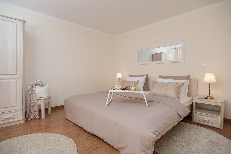 Neben dem Wohnbereich befindet sich auch ein Schlafzimmer Nr. 3 mit einem Super-Kingsize-Bett (200 cm x 210 cm)