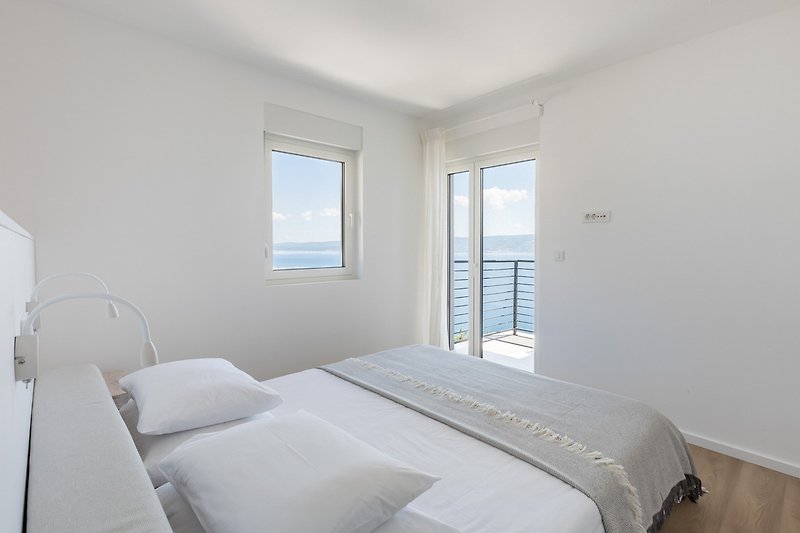 Schlafzimmer Nr. 3 mit Doppelbett, eigenem Bad und Balkon mit Meerblick