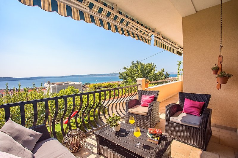 Il balcone offre un angolo salotto e una vista mozzafiato sul mare.
