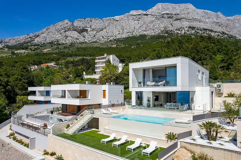 Die Villa liegt nur wenige Schritte von den schönsten Stränden der Makarska Riviera entfernt