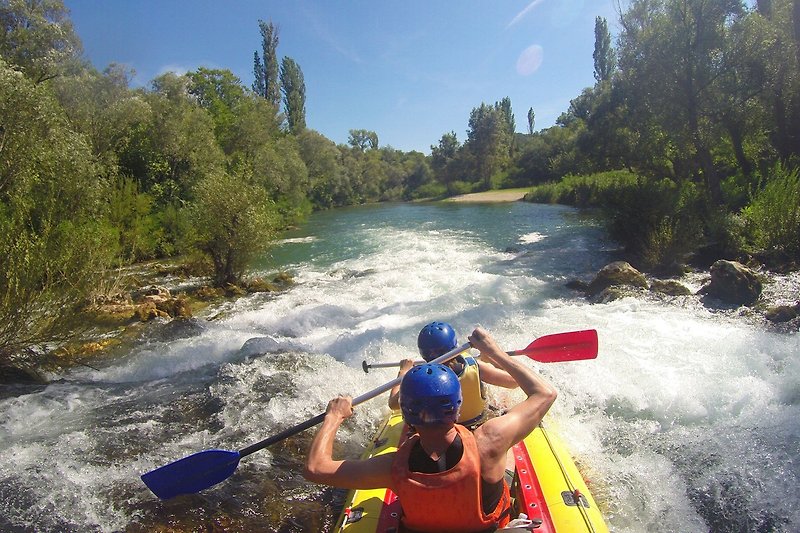 Fluss Cetina mit vielen Aktivitäten wie Rafting, Seilrutsche, Freeclimbing ...