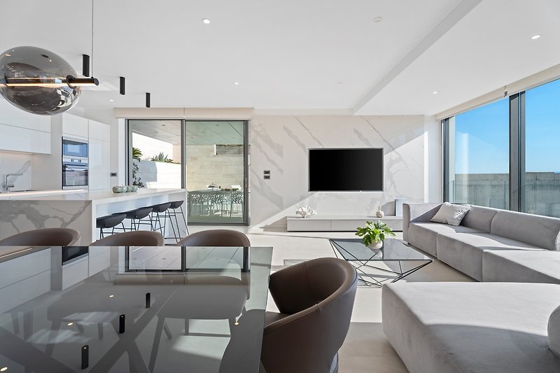 Ein vollklimatisierter, 58 m2 großer Wohnbereich, der durch raumhohe Glastüren mit dem Außenbereich verbunden ist