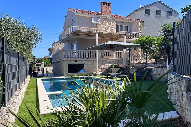Villa Moreta with 34sqm pool, 4 bedrooms, Finnish sauna and Hot-tub, 220m from the beach.
