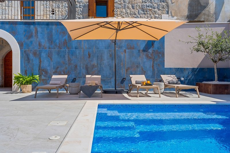Stone property in traditional Dalmatian style offering all a modern guest needs for a perfect and relaxing vacation.