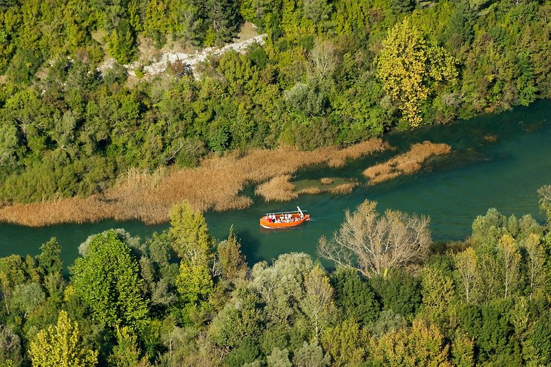 Machen Sie eine Bootstour auf dem Fluss Cetina, entspannen Sie sich und genießen Sie die atemberaubende Umgebung
