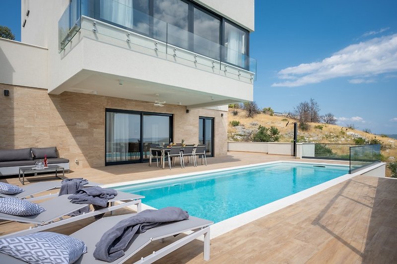4-bedroom villa with private 28sqm pool, 2,5km from the beach and 7km from Trogir town.