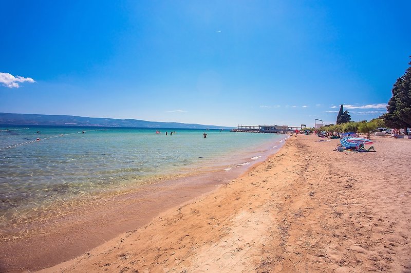 Kleine, mediterrane Stadt Omis mit vielen tollen Sand- und Kiesstraenden