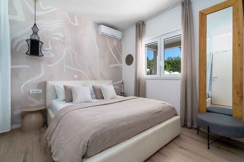 bedroom with queen bed 160x200cm