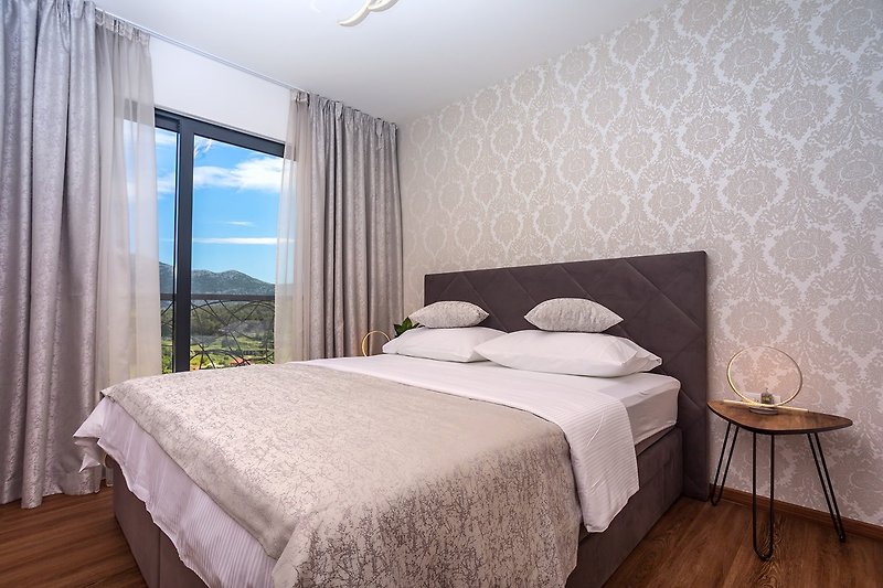 Schlafzimmer Nr. 2 mit Kingsize-Bett 180 * 200 cm, TV, Klimaanlage, begehbarer Kleiderschrank.