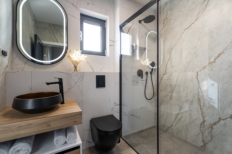 En-suite bathroom with a shower (4sqm)