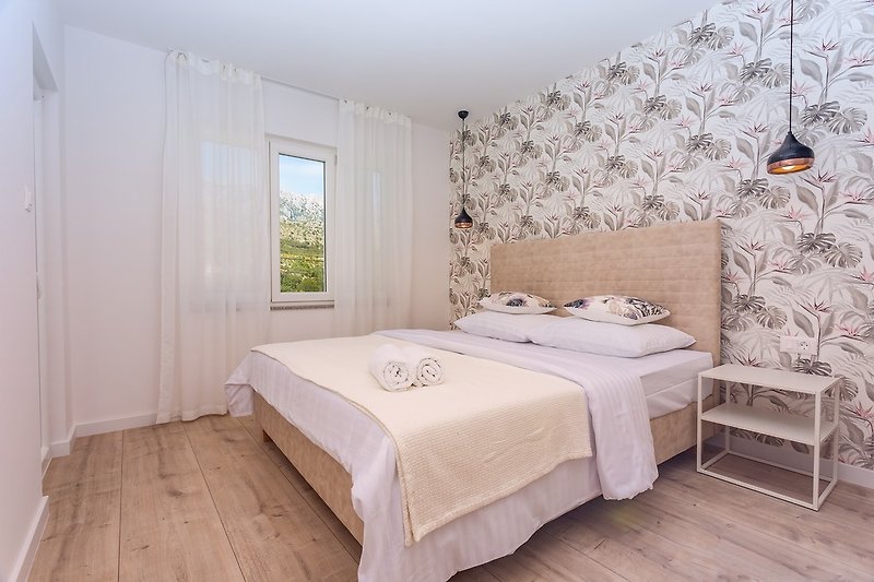 Schlafzimmer Nr. 3 mit Kingsize-Bett 180x200cm, en-suite Badezimmer mit Dusche, A / C.