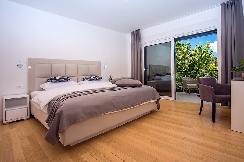 Schlafzimmer Nr. 4 mit Super-Kingsize-Bett (200 x 220 cm), Fernseher, Klimaanlage und eigenem Bad