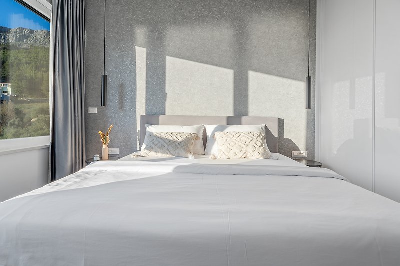 Schlafzimmer Nr. 2 (13 m2) mit einem Kingsize-Bett 180 cm × 200 cm, Klimaanlage, TV