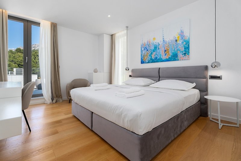 Schlafzimmer Nr. 4 (25 m²) mit einem Super-Kingsize-Bett 210 x 200 cm, TV, Klimaanlage, erster Stock