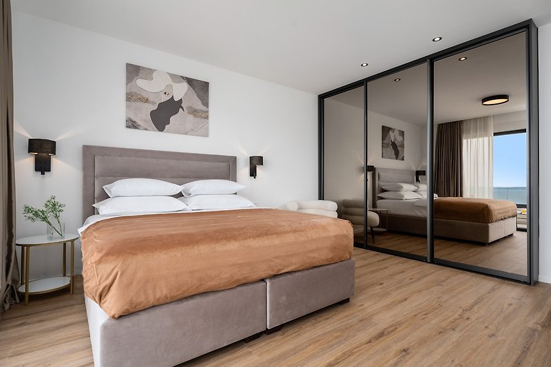 Schlafzimmer Nr. 1 (20 m2) mit einem Kingsize-Bett 180 cm x 200 cm, einem Sofa, Klimaanlage und einem Fernseher
