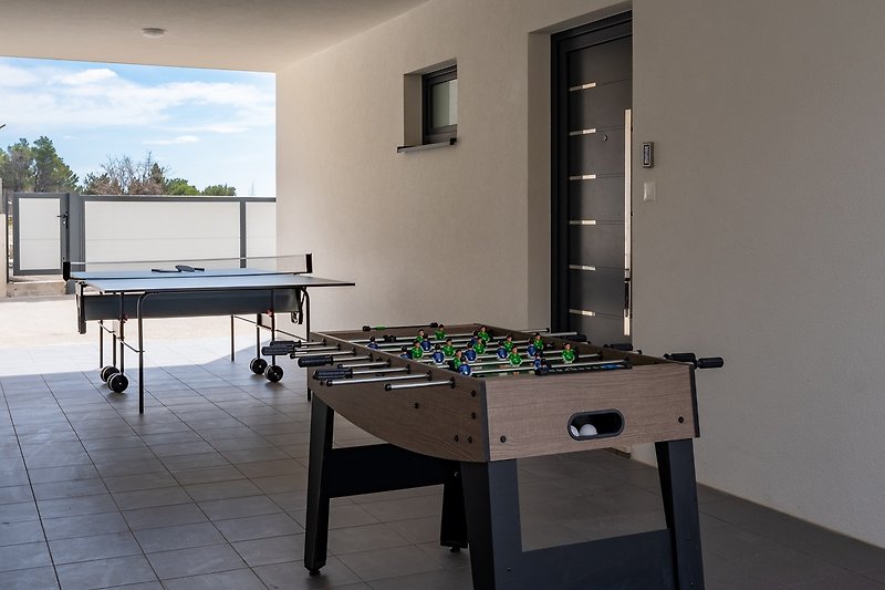 Für noch mehr Spaß bietet die Villa Mirage Tischtennis und Tischfußball im Freien.