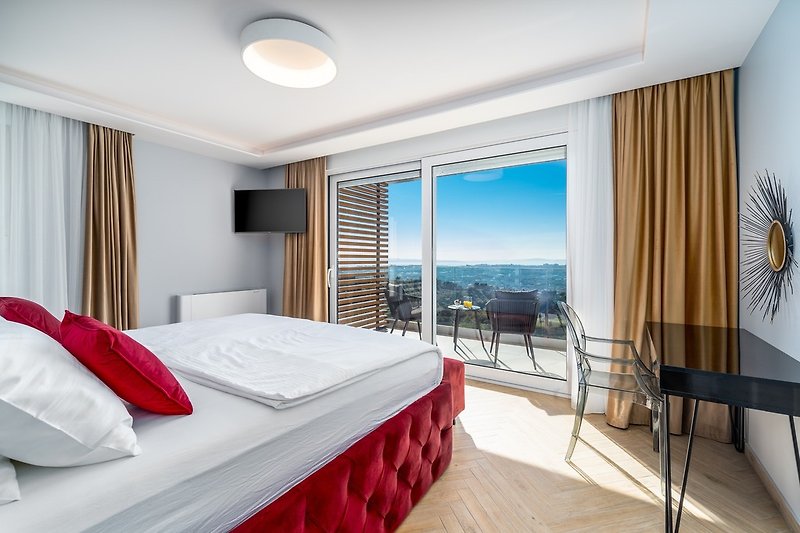 Spavaća soba br.2 (jugoistok, s pogledom na bazen i grad Split) s bračnim krevetom 180cm x 200cm