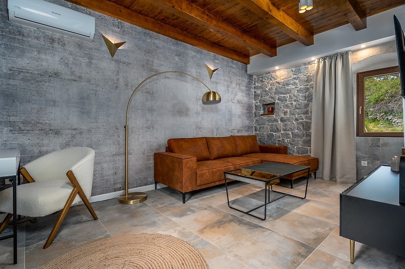 Villa Perina bietet ein stilvolles Wohnzimmer mit Klimaanlage, TV und Sofa