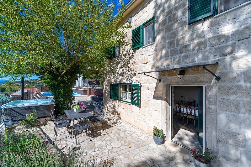 Villa Little Arya is a fully renovated stone villa, very bright and very pleasant
