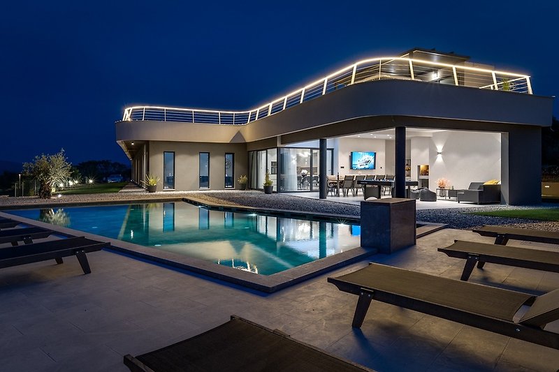 Das aktualisierte und sehr innovative architektonische Design der äußerst schönen Villa Madre
