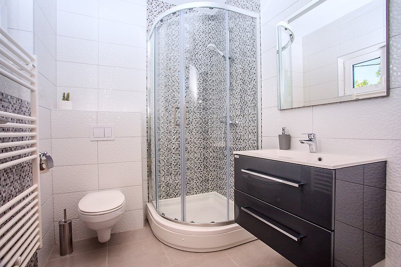  En-suite Bathroom No2 with a shower 