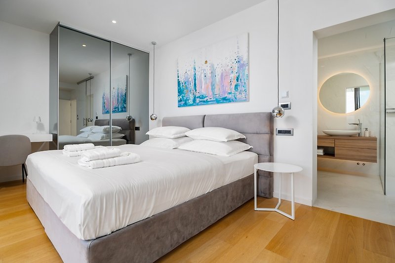 Ein zusätzliches Bett 80 cm x 200 cm kann auf Anfrage in Schlafzimmer Nr. 2 hinzugefügt werden