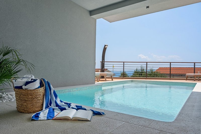 Privater Pool mit herrlichem Blick auf die Adria und die Insel Brač