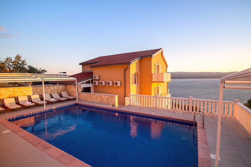 Villa Ana und Poolbereich mit 10 Liegestühlen und Dusche