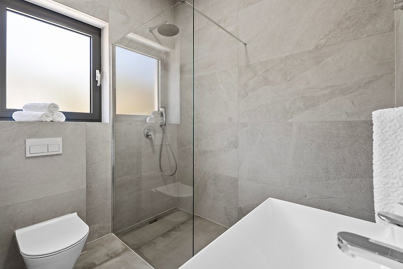 En-suite Bathroom with a shower