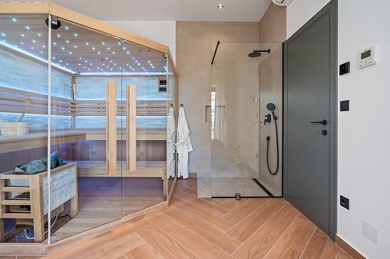 The Finnish sauna room (15sqm) with a shower, a Treadmill, a Pilates equipment