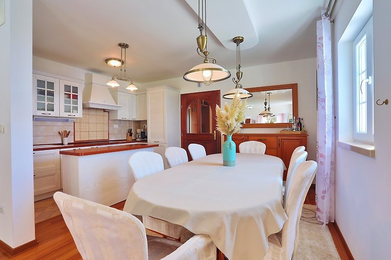 Fully equipped kitchen with a dining area