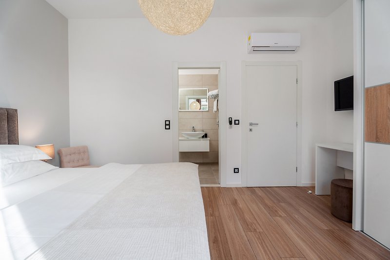 Schlafzimmer Nr. 1 mit Kingsize-Bett (180 cm x 200 cm), das in zwei Einzelbetten umgewandelt werden kann