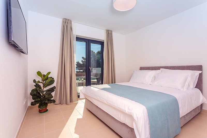 Das Untergeschoss bietet ein Schlafzimmer Nr. 4 mit Kingsize-Bett 160x200, TV, Klimaanlage und direktem Zugang zum Poolb