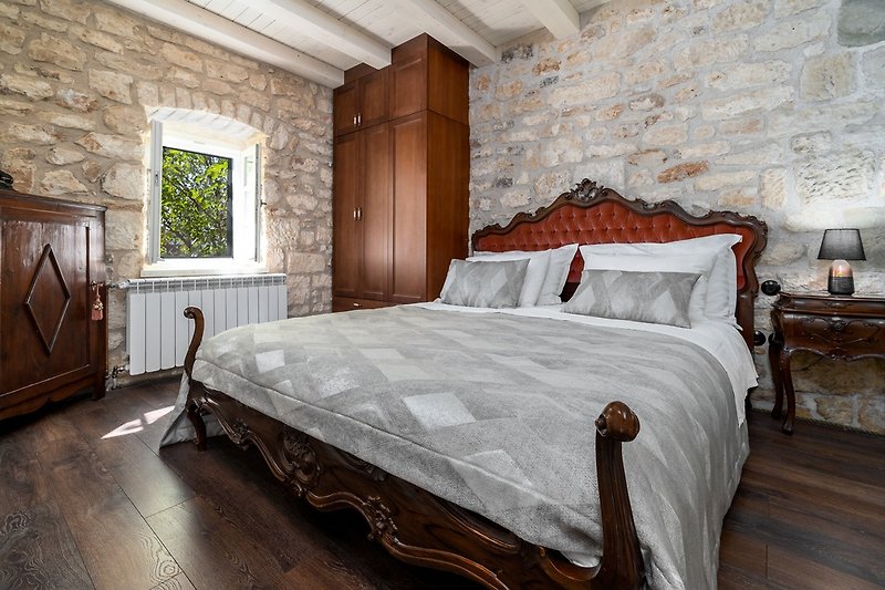 Schlafzimmer Nr. 1 (11 m²) mit Kingsize-Bett 170 cm x 200 cm, Klimaanlage und eigenem Bad